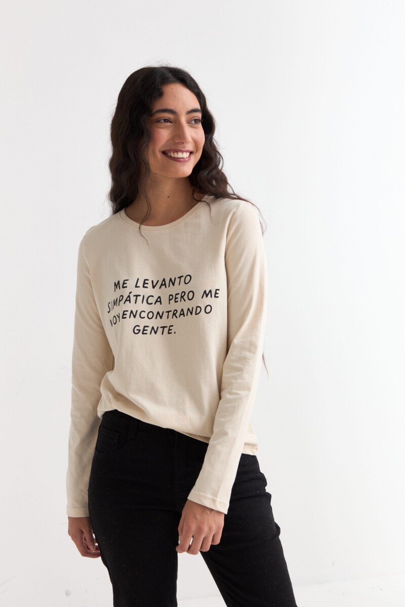 Remera m/l cuello a la base estampada BEIGE
