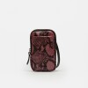 Porta Celular Pia En Cuero Snake Print Metalizado Bordeaux