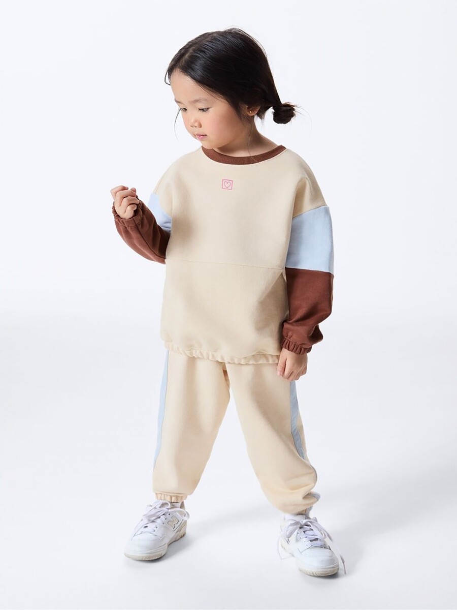 CONJUNTO INFANTIL CON ESTAMPA - BEIGE 