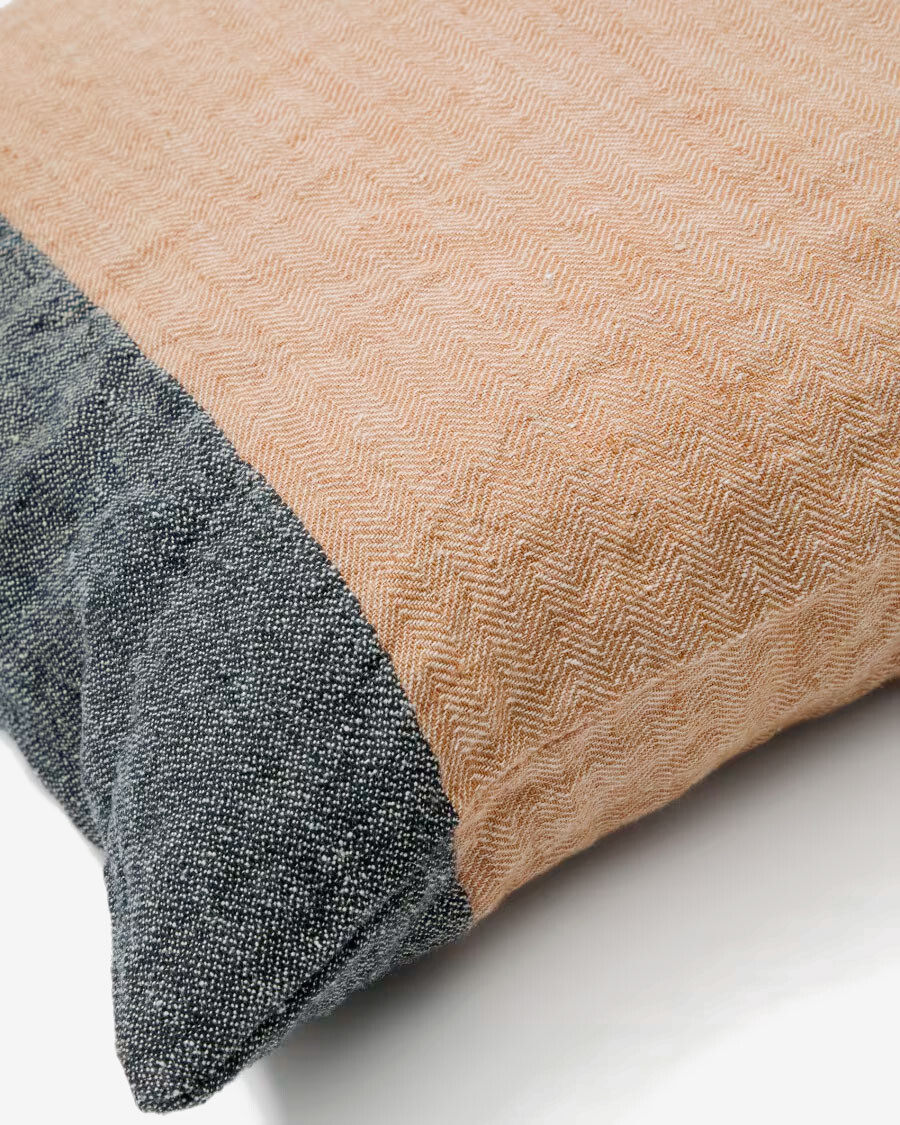 Almohadón Eiko 100% de lino terracota con rayas verticales gris 50 x 50 cm
