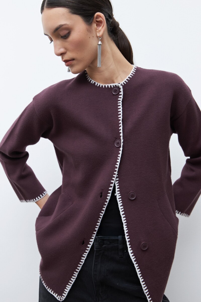 Sacón con bordado en contraste ciruela