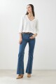 Remera escote en V con broderie blanco