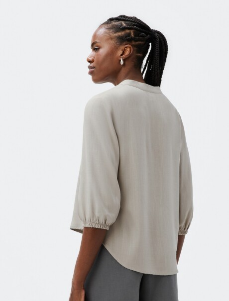 BLUSA ESCOTE V CON BOTONES GRIS