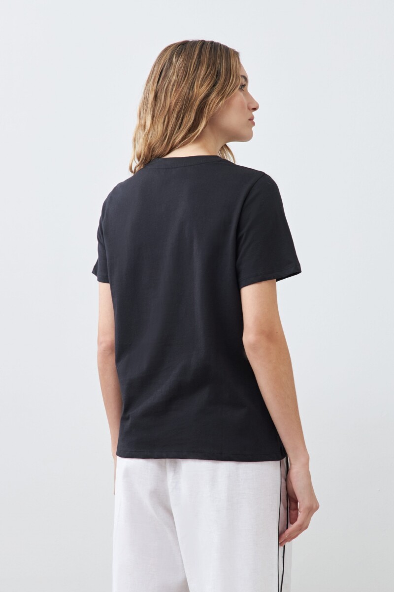 Remera con bordado en contraste negro