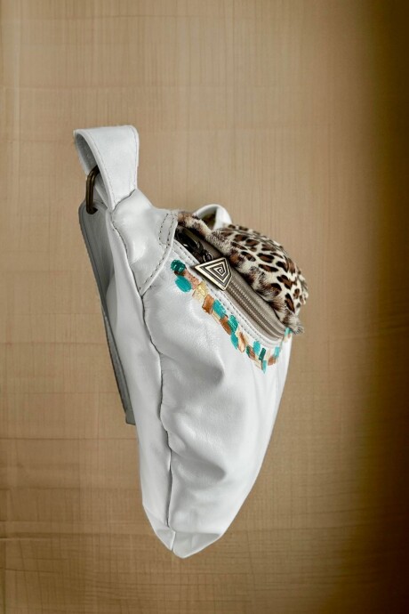 Cartera Ainoa Línea Ottenta Blanca Con Leopard Print Y Arte. Cartera Ainoa Línea Ottenta Blanca Con Leopard Print Y Arte.