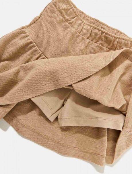 FALTA SHORT CON VOLANTES BEIGE