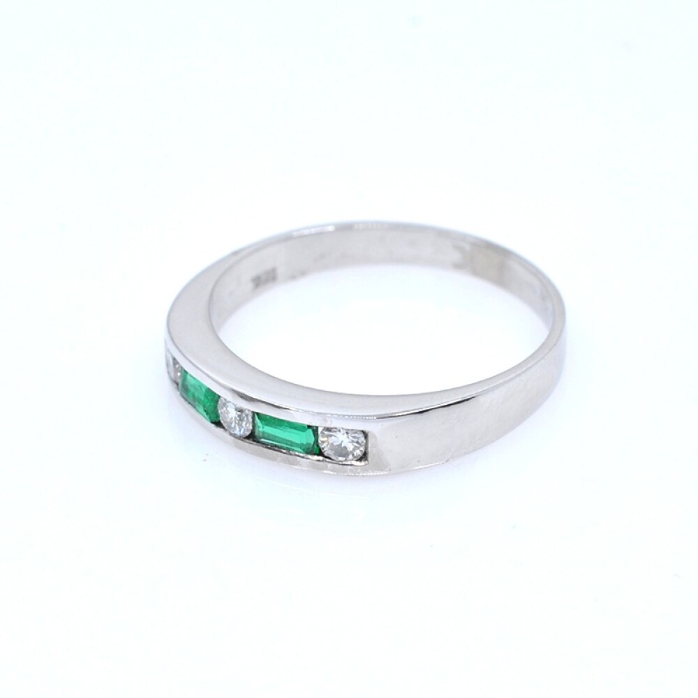 Anillo en oro 18k blanco con brillantes y esmeraldas Anillo en oro 18k blanco con brillantes y esmeraldas