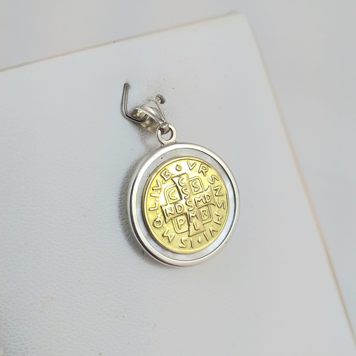 Medalla religiosa de plata 925 con detalles en double en oro 18Ktes, San Benito con nácar. 