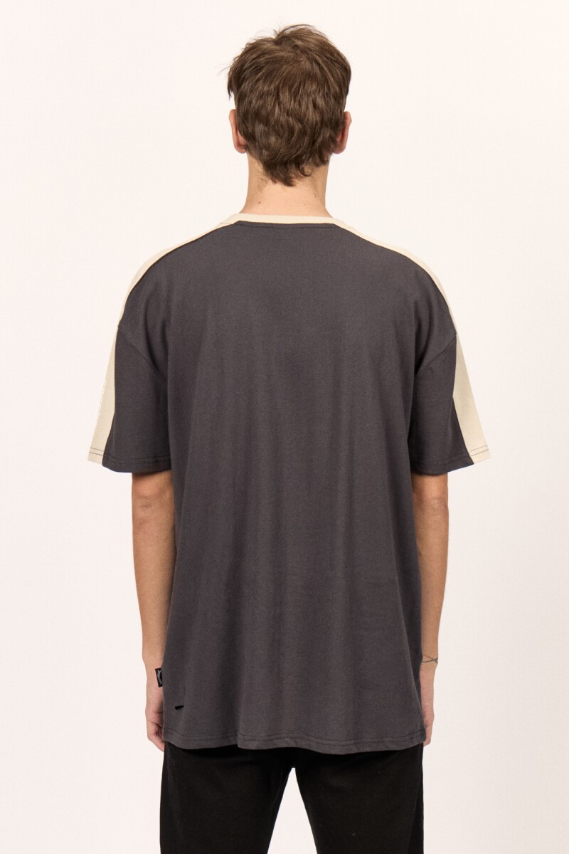 REMERA SPEC ICON OVER TEE J-negro