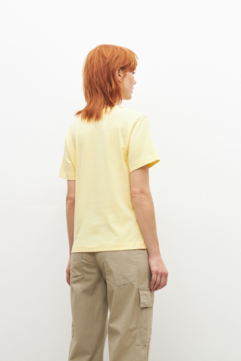 Remera con apliques bordados amarillo