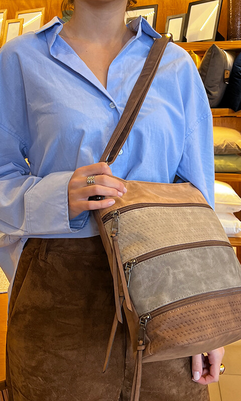 BANDOLERA MORRAL BUDAPEST SUELA , ARENA, PLOMO Y TABACO