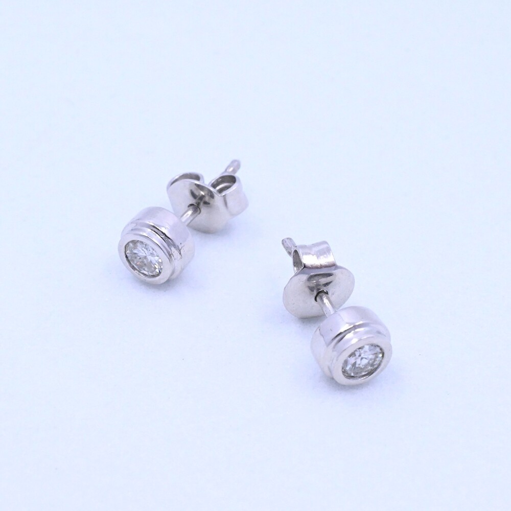 Caravanas oro 18k blanco con brillantes. Caravanas oro 18k blanco con brillantes.