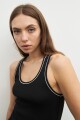 Musculosa con vivos en contraste negro