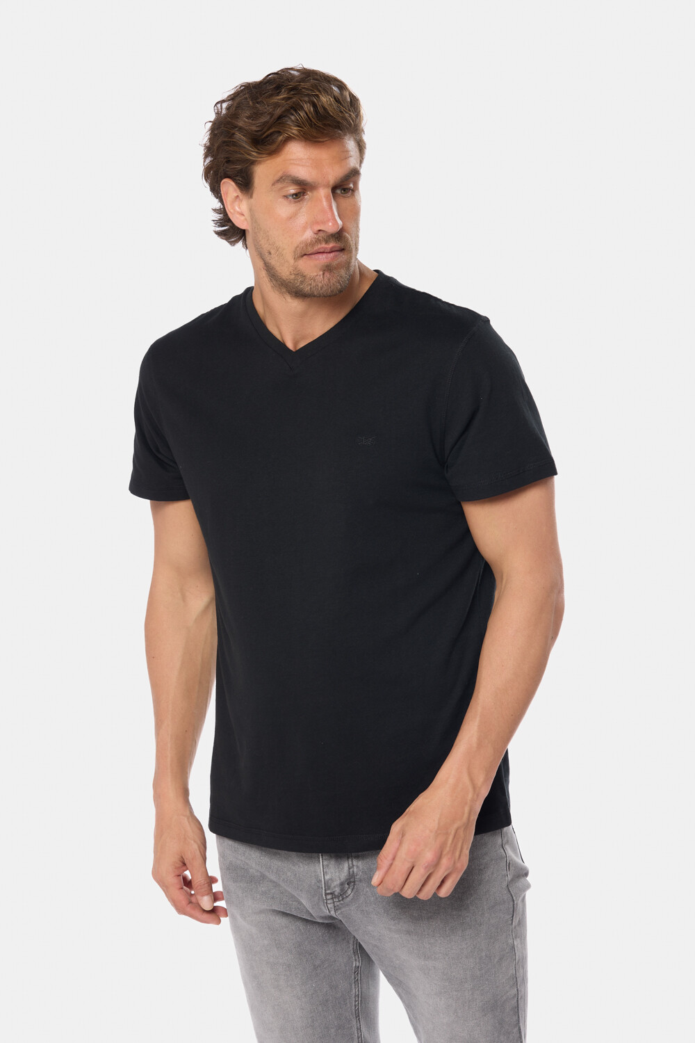 REMERA LISA ESCOTE V Negro