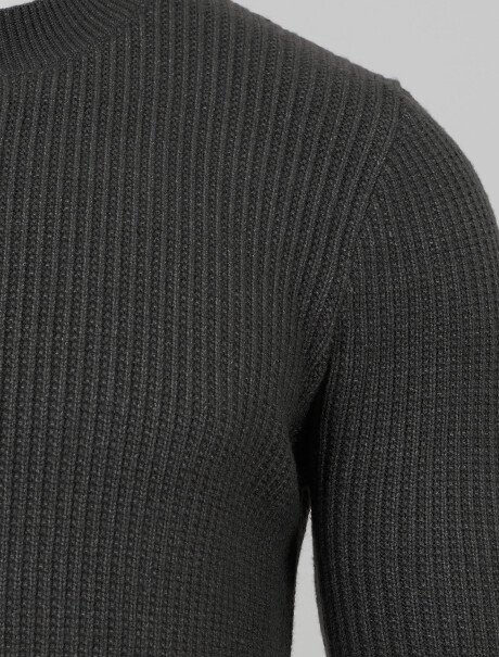 Sweater liso gris oscuro