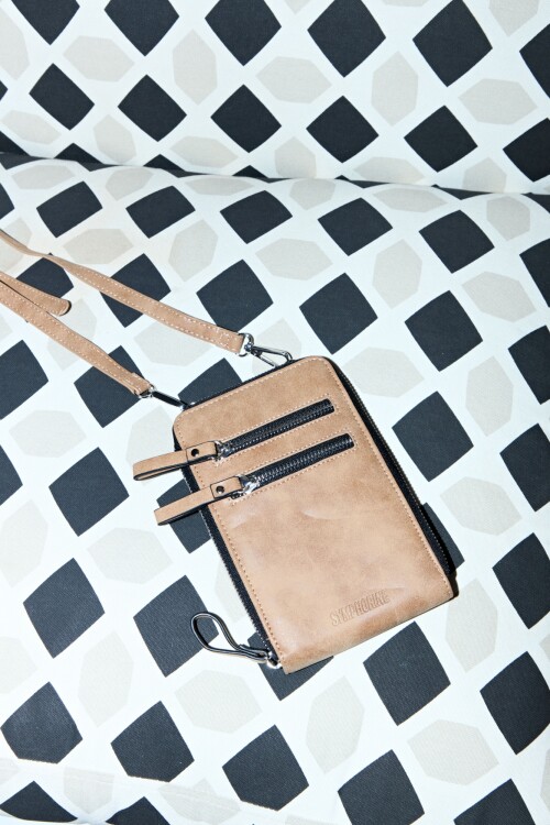 Porta celular tarjetero marrón