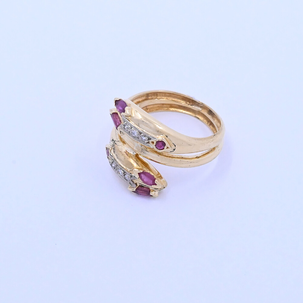Anillo oro 18k con rubíes navette y brillantes. Anillo oro 18k con rubíes navette y brillantes.