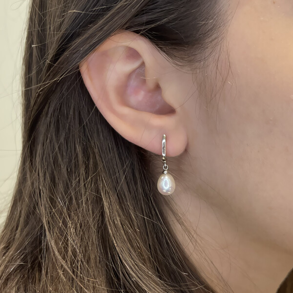 Caravanas - medio aro en oro blanco 18k con perlas Caravanas - medio aro en oro blanco 18k con perlas