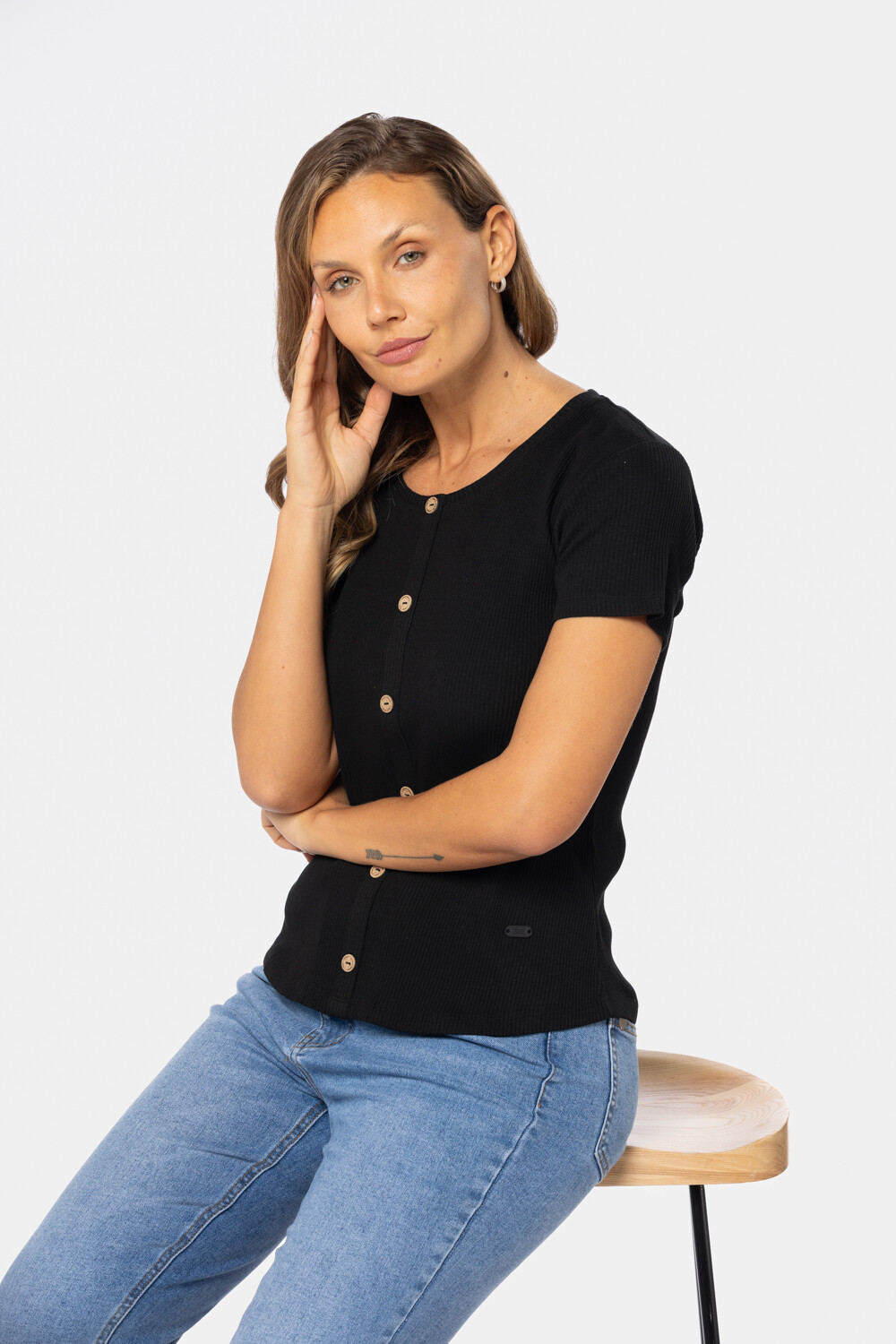 REMERA CON BOTONES Negro