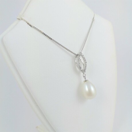 Colgante de plata 925 con baño de rodio, perla de rio y circonias Colgante de plata 925 con baño de rodio, perla de rio y circonias