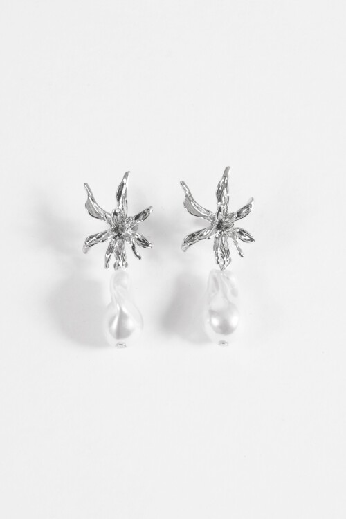Caravanas flor con perla plateado