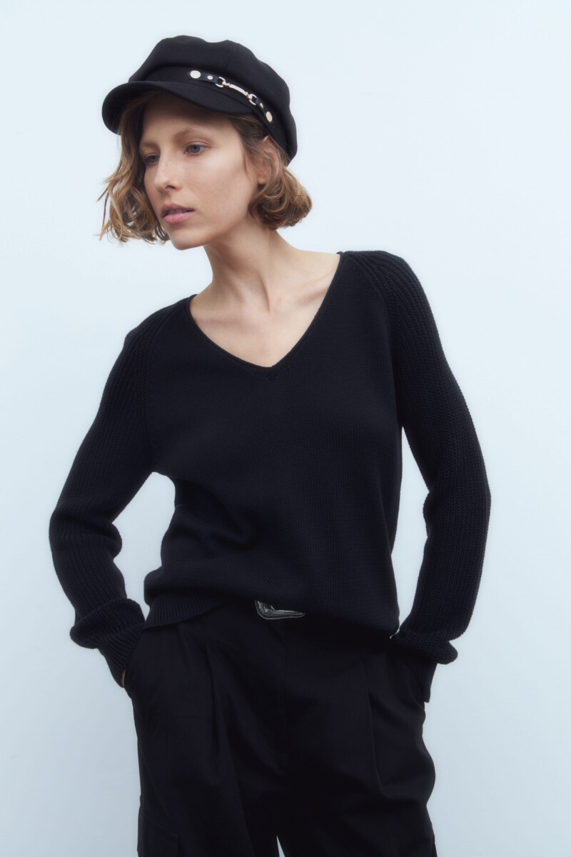 Sweater escote V negro