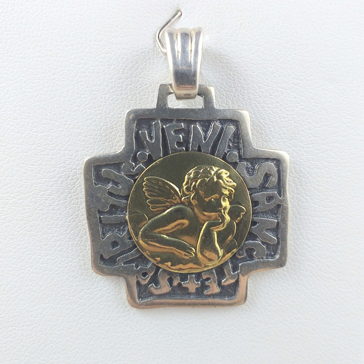 Cruz de plata 925 Angel San Rafael, con double en oro de 18k, Medidas largo 2 cm, ancho 2 cm, espesor 2 mm. 