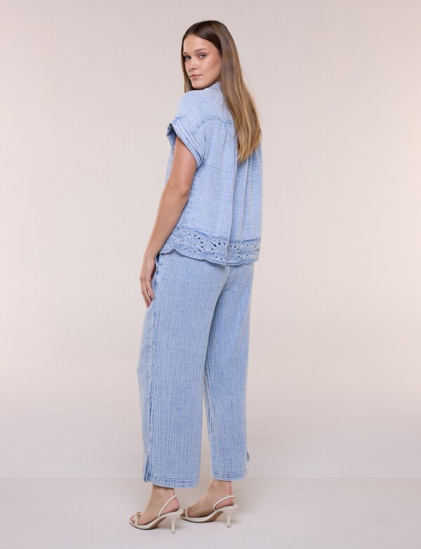 Blusa Textura Denim Detalle Crochet JEAN CLARO