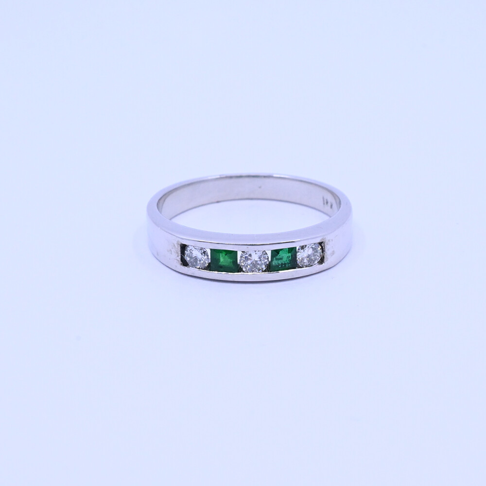 Anillo medio sin fin oro 18k blanco carril con esmeraldas carré y brillantes. Anillo medio sin fin oro 18k blanco carril con esmeraldas carré y brillantes.