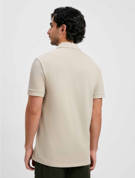 CAMISETA BÁSICA CON CUELLO BEIGE