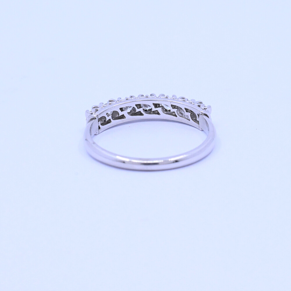 Anillo medio sin fin oro 18k blanco con 7 brillantes engarce 4 puntas. Anillo medio sin fin oro 18k blanco con 7 brillantes engarce 4 puntas.
