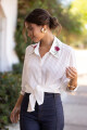 CAMISA CON ALFORZAS EN DELANTERO BORDADA EN SOLAPA Y PUÑO Natural