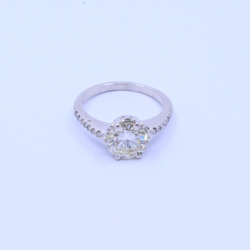 Anillo platino con brillantes. Anillo platino con brillantes.