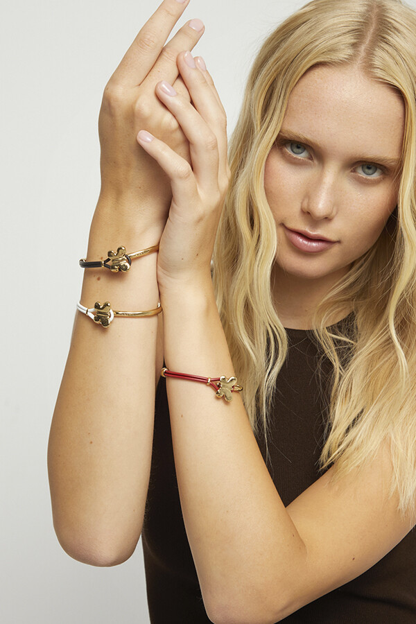 PULSERA DE CUERO CREMA SEMIRÍGIDA BAÑADA EN ORO 18K CON MARIPOSA Pulsera