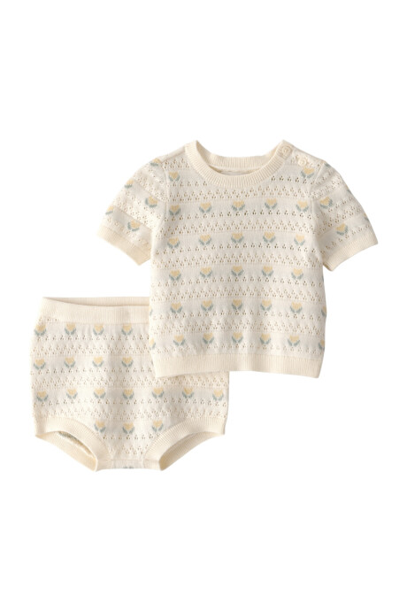 Set dos piezas de algodón orgánico, short y remera, tono miel, diseño floral Sin color