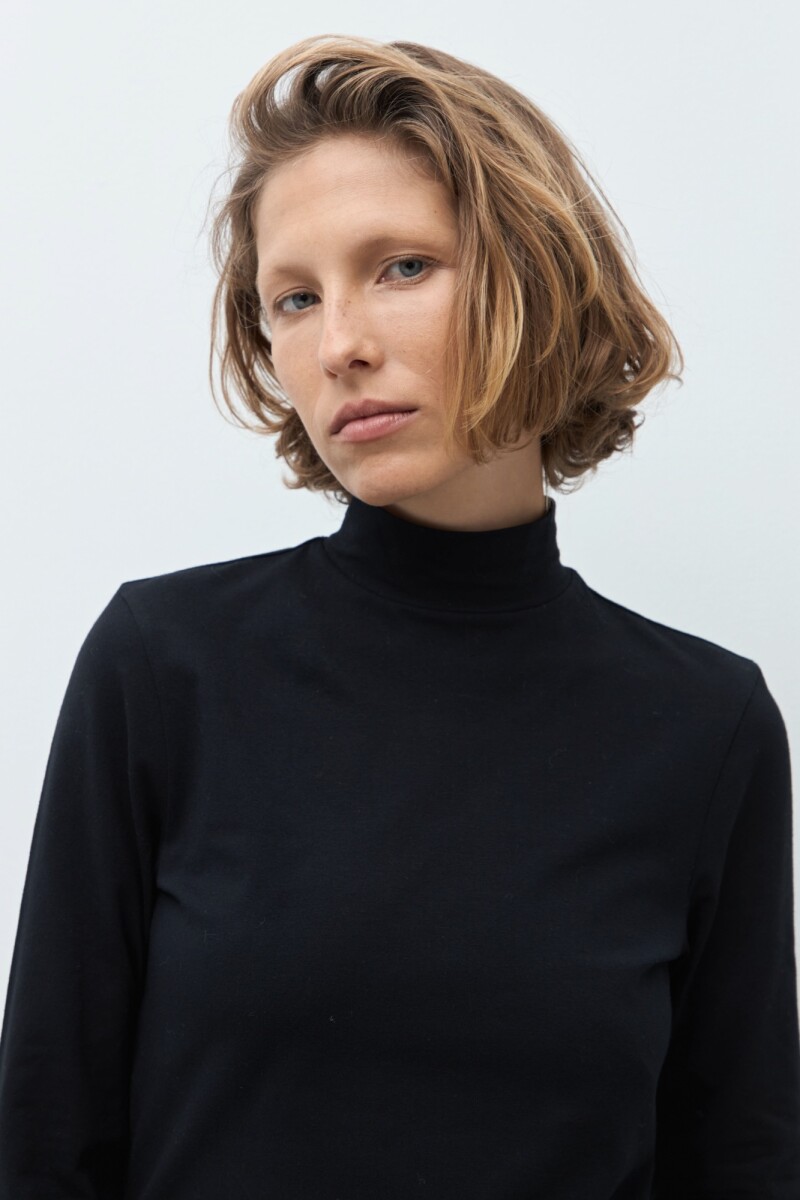 Remera puntilla en puños negro