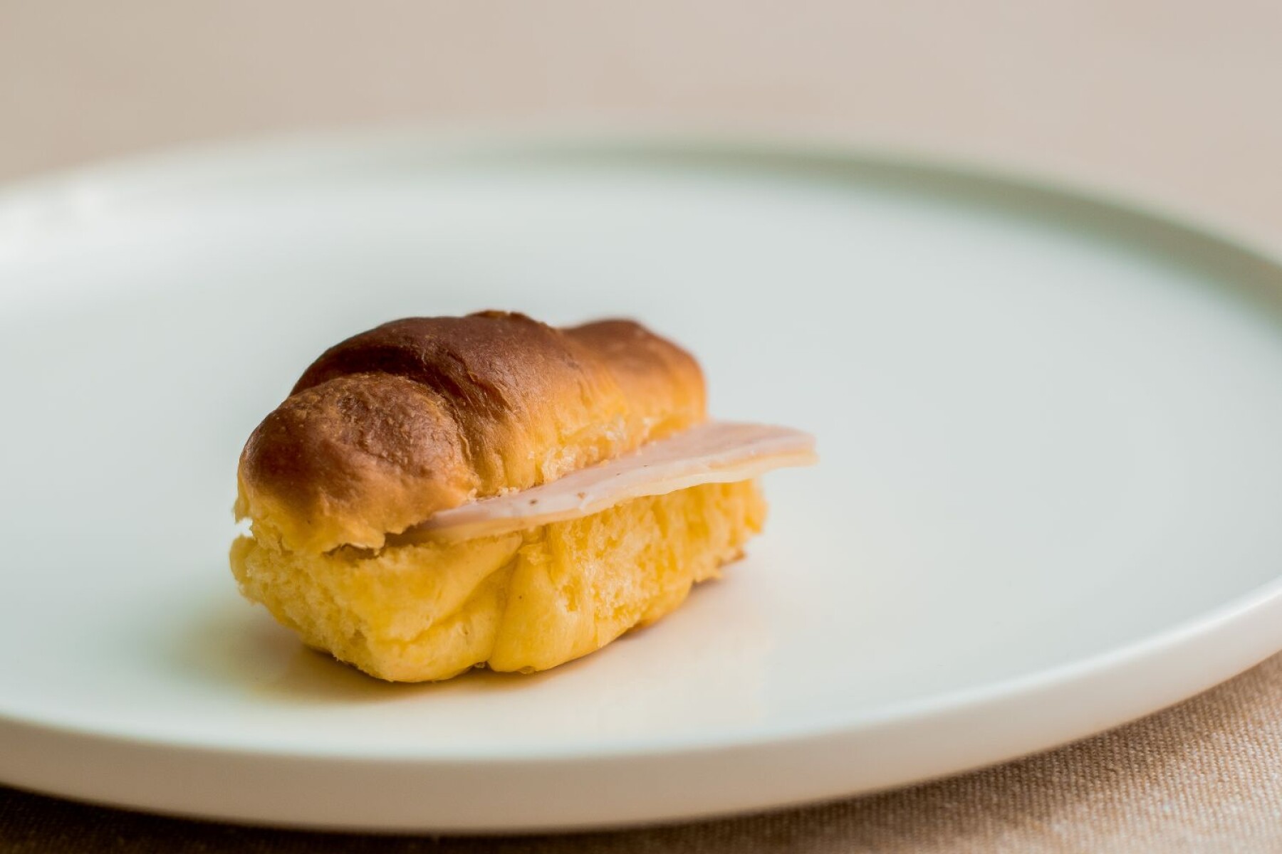 Medialunitas con cheddar feta 