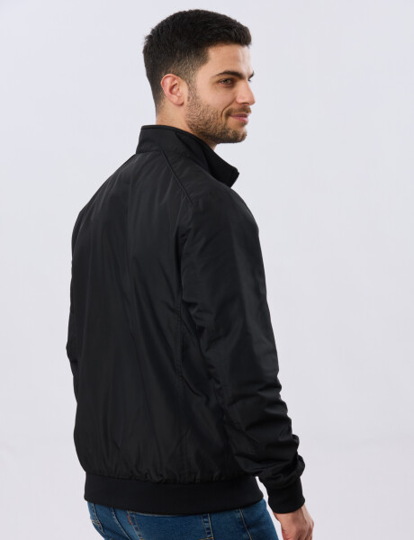 CAMPERA LIVIANA DE NYLON Negro