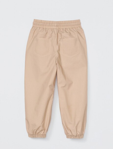 PANTALÓN INFANTIL DE NYLON CON BOLSILLOS BEIGE