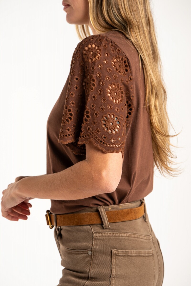 Remera Algodón Peinado Y Calados Chocolate