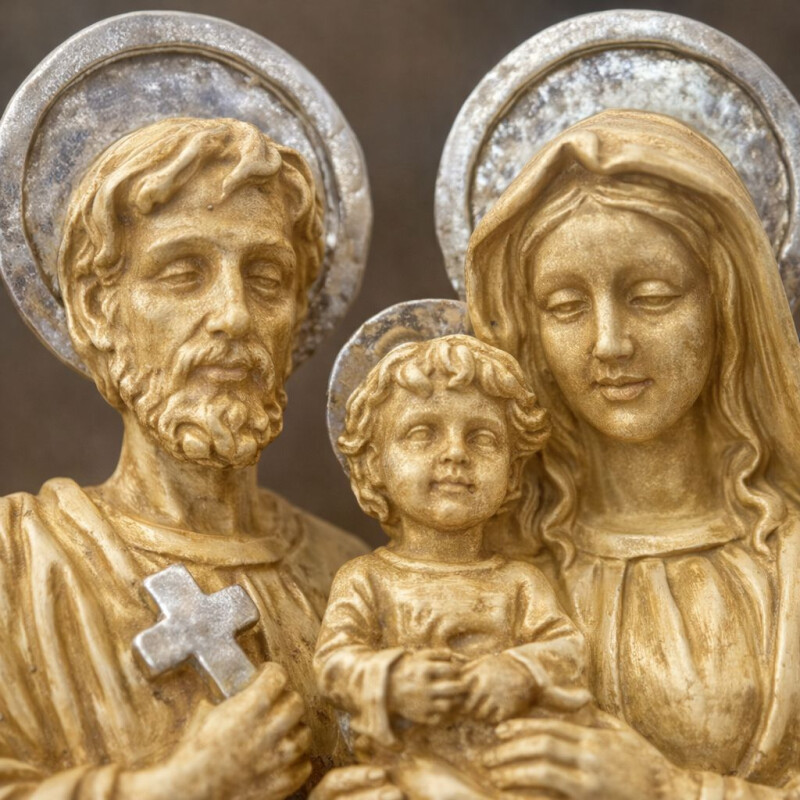 Sagrada Familia de Pie de Cerámica Pintada a Mano con Detalles en Estaño Sagrada Familia de Pie de Cerámica Pintada a Mano con Detalles en Estaño