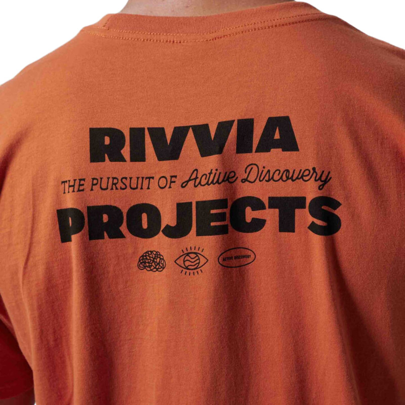Remera Rivvia Classic Pursuit - Terracota Remera Rivvia Classic Pursuit - Terracota