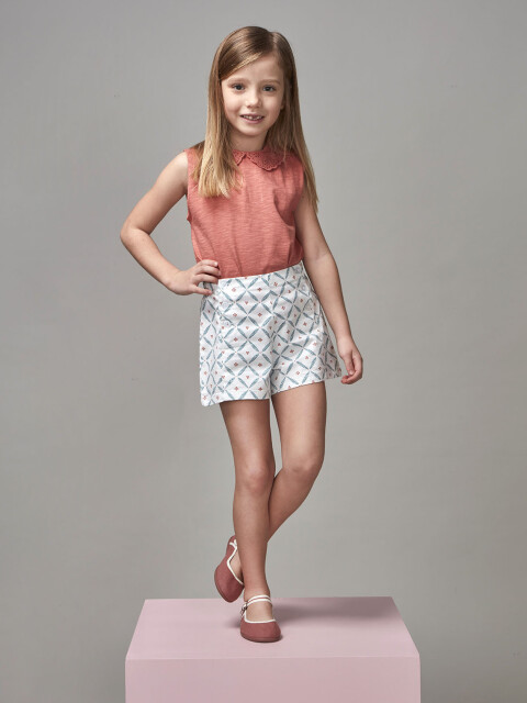 Pantalon Corto Con Estampado De Ramitas Blanco