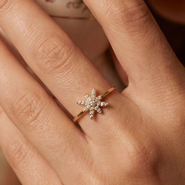 Anillo Estrella Radiante en Oro Amarillo 18k con circonias Anillo Estrella Radiante en Oro Amarillo 18k con circonias
