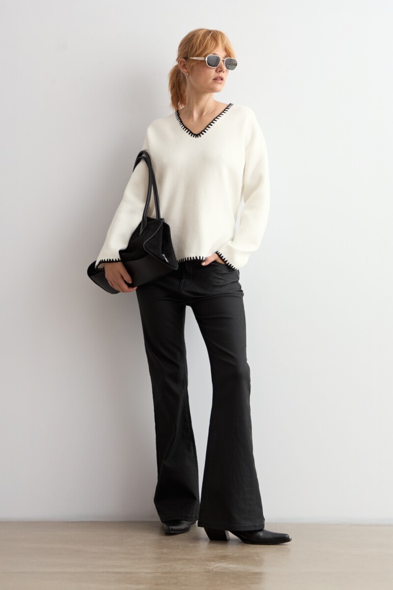 Sweater bordado en contraste crudo