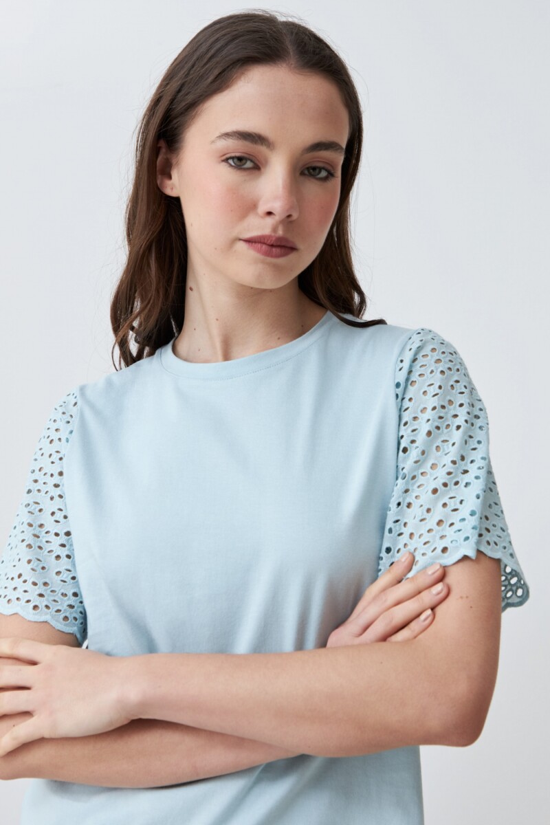 Remera con broderie verde agua