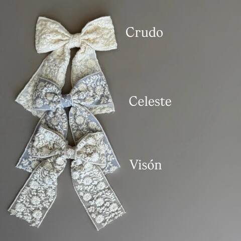 Moña Boho Bordada Con Pinza Celeste