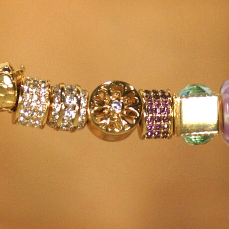 Pulsera bañada en oro de 18 kilates con piedras genuinas - Armonia 12 dijes Pulsera bañada en oro de 18 kilates con piedras genuinas - Armonia 12 dijes