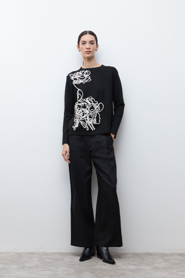 Sweater con bordado negro