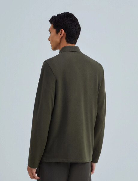 POLO EN PIQUÉ MODELO REGULAR VERDE